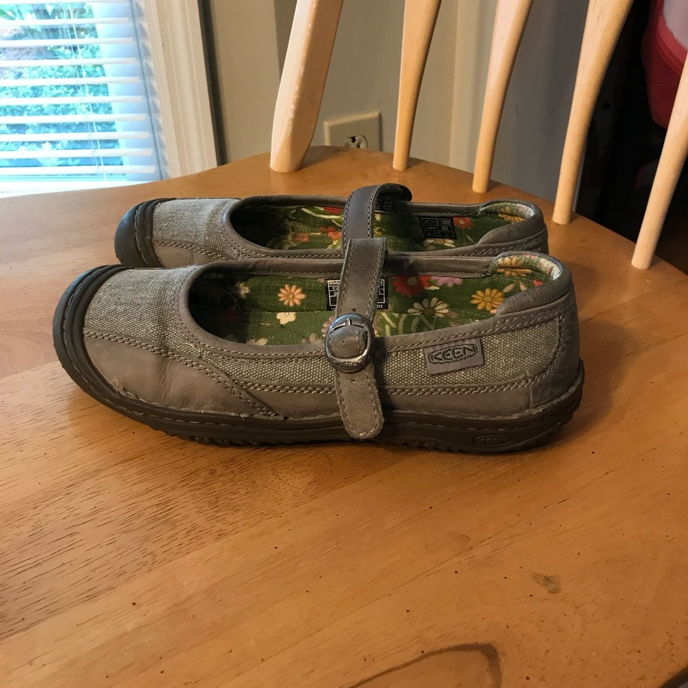 Keen Mary Janes size 6.